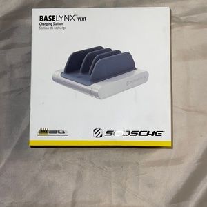 BASELYNX vertical charging station